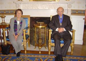 Arnall and Ellen Patz seated in front of a fireplace at the White House