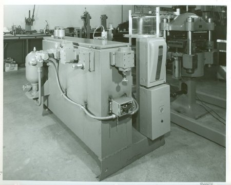 Hydraulic power unit, showing accumulator & control valves (.1e)